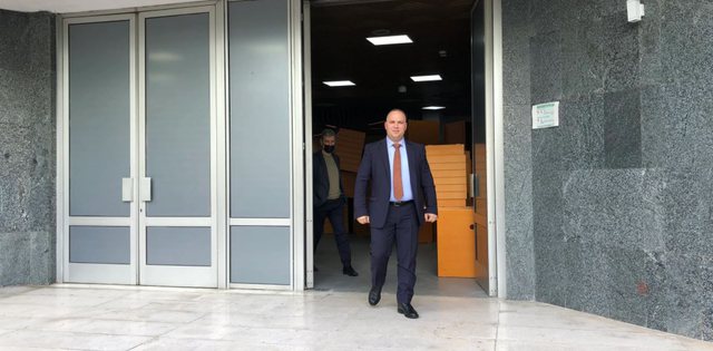 Ordinerët që “pluskojnë” akoma në llumin e drejtësisë! Gjyqtari Erion Bani që arrestoi Lefter Kokën me argumente qesharak : Lefter na prish imazhin me ndërkombëtarët, Dakon, për të siguruar që të mos largohet apo fshihet kur ta dënoi apeli… pas disa vitesh Ordinerët që “pluskojnë” akoma në llumin e drejtësisë! Gjyqtari Erion Bani që arrestoi Lefter Kokën me argumente qesharak : Lefter na prish imazhin me ndërkombëtarët, Dakon, për të siguruar që të mos largohet apo fshihet kur ta dënoi apeli… pas disa vitesh