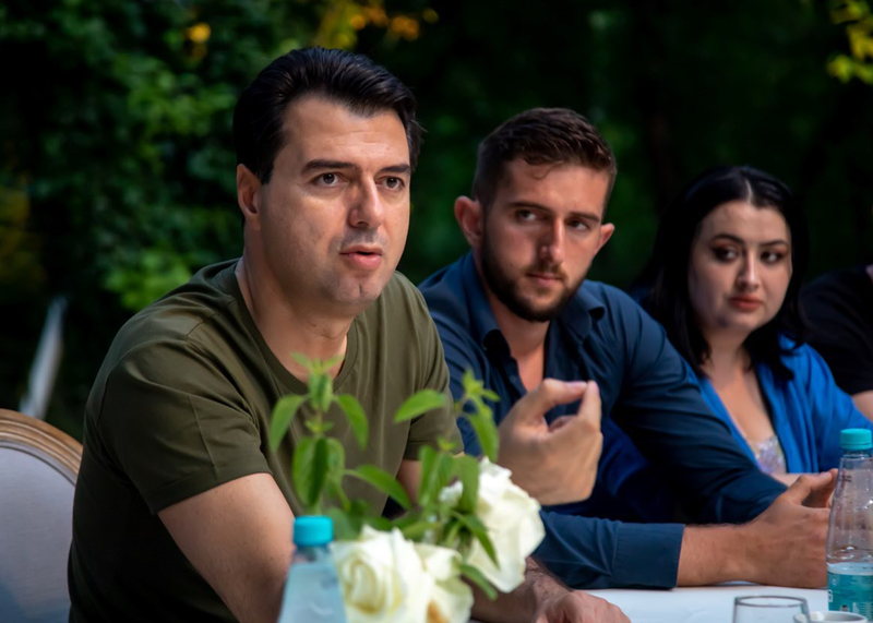 Luli Basha bën po “kallëzon” bëmat e Berishës: Në qeverisjen e PD bëhej korrupsion me naftën! U pasuruan një grusht njerëzish pas tij Luli Basha bën po “kallëzon” bëmat e Berishës: Në qeverisjen e PD bëhej korrupsion me naftën! U pasuruan një grusht njerëzish pas tij