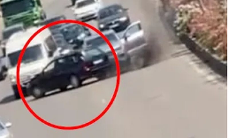 Panik në Unazën e Madhe, makina futet kundërvajtje dhe… (Video) Panik në Unazën e Madhe, makina futet kundërvajtje dhe… (Video)
