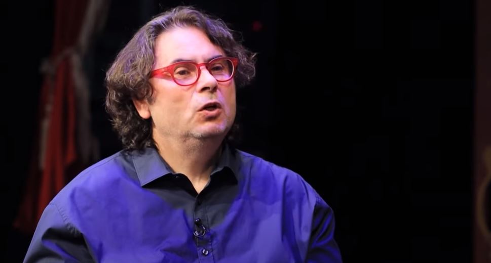 “Altin, koha jote mbaroi”! Regjizori i njohur flet për sjelljen e kolegëve në ditët kur luftonte me vdekjen prej Covid 19: Disa nga aktorët që kam bashkëpunuar janë kthyer në “qen që lehin” “Altin, koha jote mbaroi”! Regjizori i njohur flet për sjelljen e kolegëve në ditët kur luftonte me vdekjen prej Covid 19: Disa nga aktorët që kam bashkëpunuar janë kthyer në “qen që lehin”