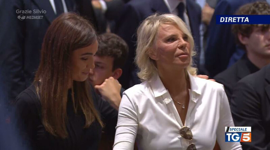 Arsyeja e veçantë se përse Maria De Filippi u vesh me të bardha në funeralin e Berlusconit Arsyeja e veçantë se përse Maria De Filippi u vesh me të bardha në funeralin e Berlusconit