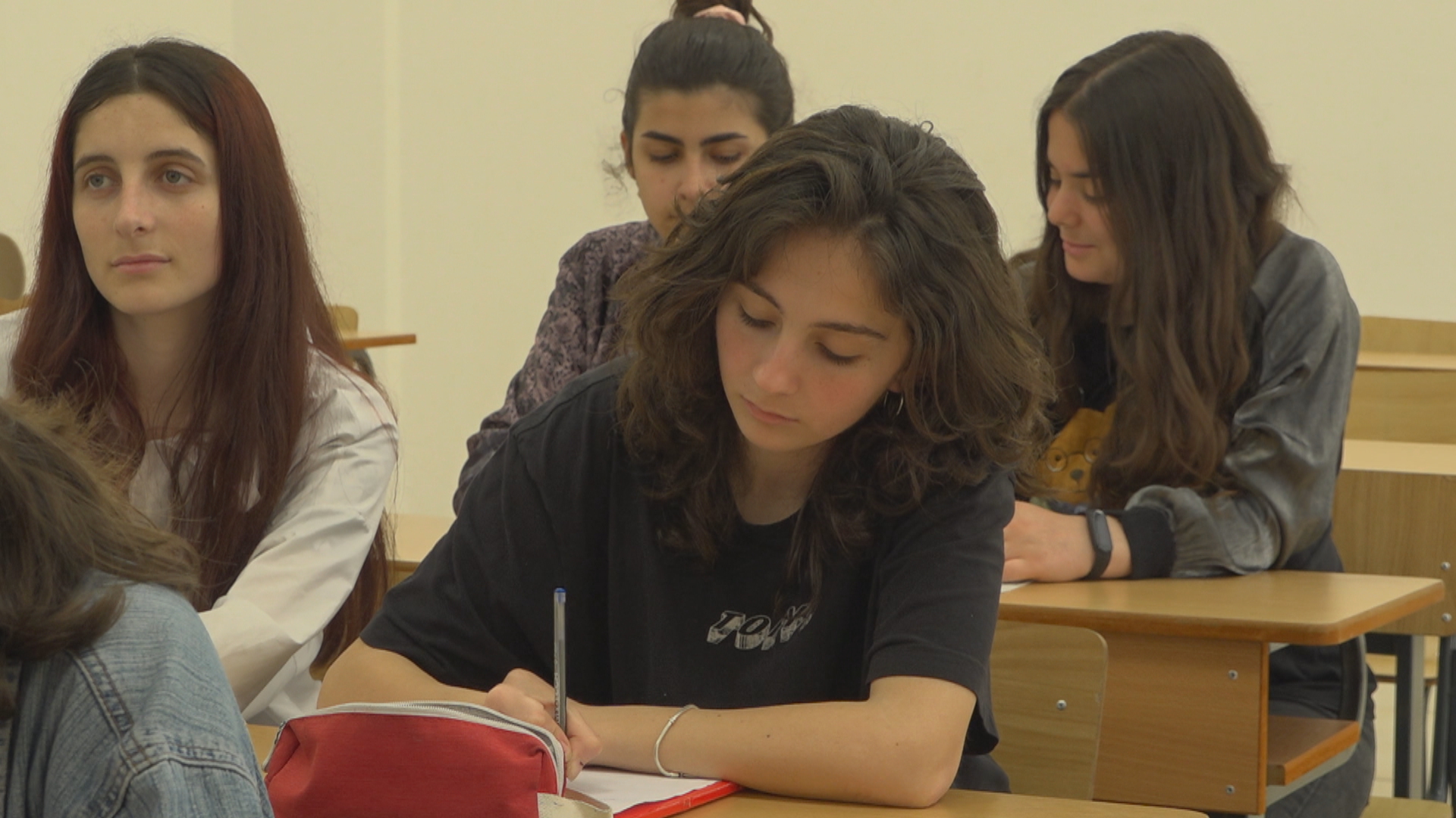 Nisin sot provimet e Maturës Shtetërore, 30 mijë nxënës testohen për Gjuhën e Huaj (Risitë) Nisin sot provimet e Maturës Shtetërore, 30 mijë nxënës testohen për Gjuhën e Huaj (Risitë)