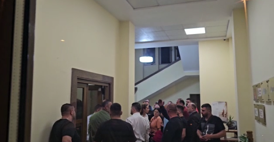 PD si stall: Mbështetësit e Bashës tentojnë të godasin deputetët, ofendojnë edhe gazetarët! PD si stall: Mbështetësit e Bashës tentojnë të godasin deputetët, ofendojnë edhe gazetarët!