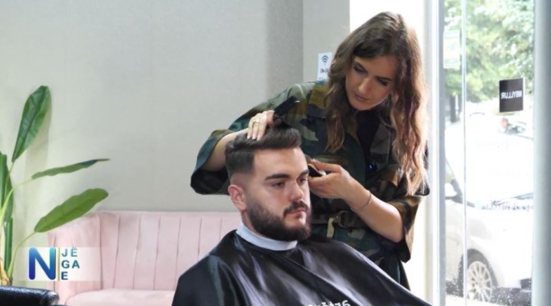 Prej 4 vitesh berbere në Tiranë, 23-vjeçarja “sfidon” meshkujt: Më paragjykuan, por sot i kam klientët më besnikë Prej 4 vitesh berbere në Tiranë, 23-vjeçarja “sfidon” meshkujt: Më paragjykuan, por sot i kam klientët më besnikë