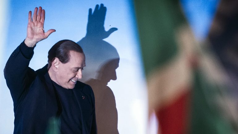 Të fshehtat e funeralit të Berluskonit: Dy mijë të pranishëm në ceremoni e lamtumirës sot! Të fshehtat e funeralit të Berluskonit: Dy mijë të pranishëm në ceremoni e lamtumirës sot!