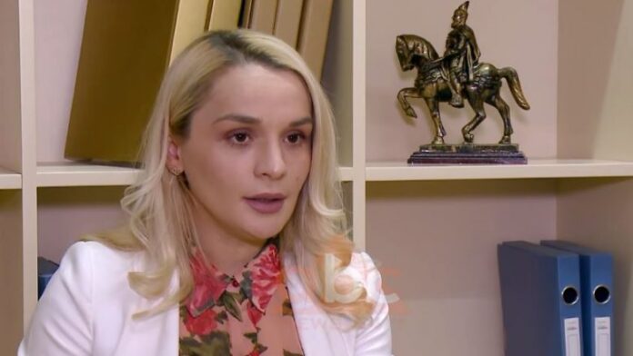 Përgjon çiftet / Avokatja Mirela Jorgo paralajmëron arrestimin detektives Shkenda Lili: Është veprimtari e paligjshme Përgjon çiftet / Avokatja Mirela Jorgo paralajmëron arrestimin detektives Shkenda Lili: Është veprimtari e paligjshme