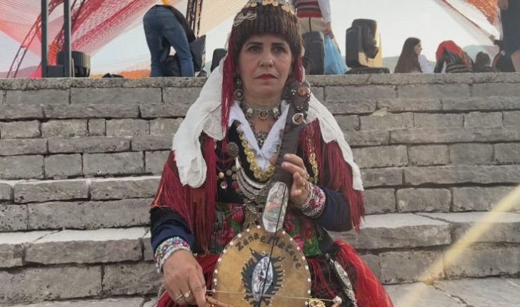 Gruaja e vetme lahutare e Malësisë mahnit Festivalin e Gjirokastrës: Po pakësohemi, po shkojmë drejt zhdukjes