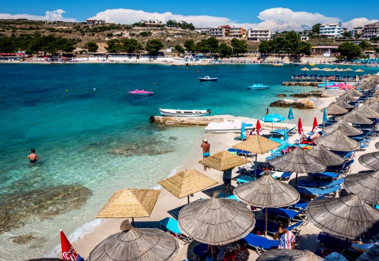 Ankohen pushuesit rumunë: Shqipëria jo më e lirë, është bërë destinacion luksi! Çmimet edhe më të shtrenjta se te ne Ankohen pushuesit rumunë: Shqipëria jo më e lirë, është bërë destinacion luksi! Çmimet edhe më të shtrenjta se te ne