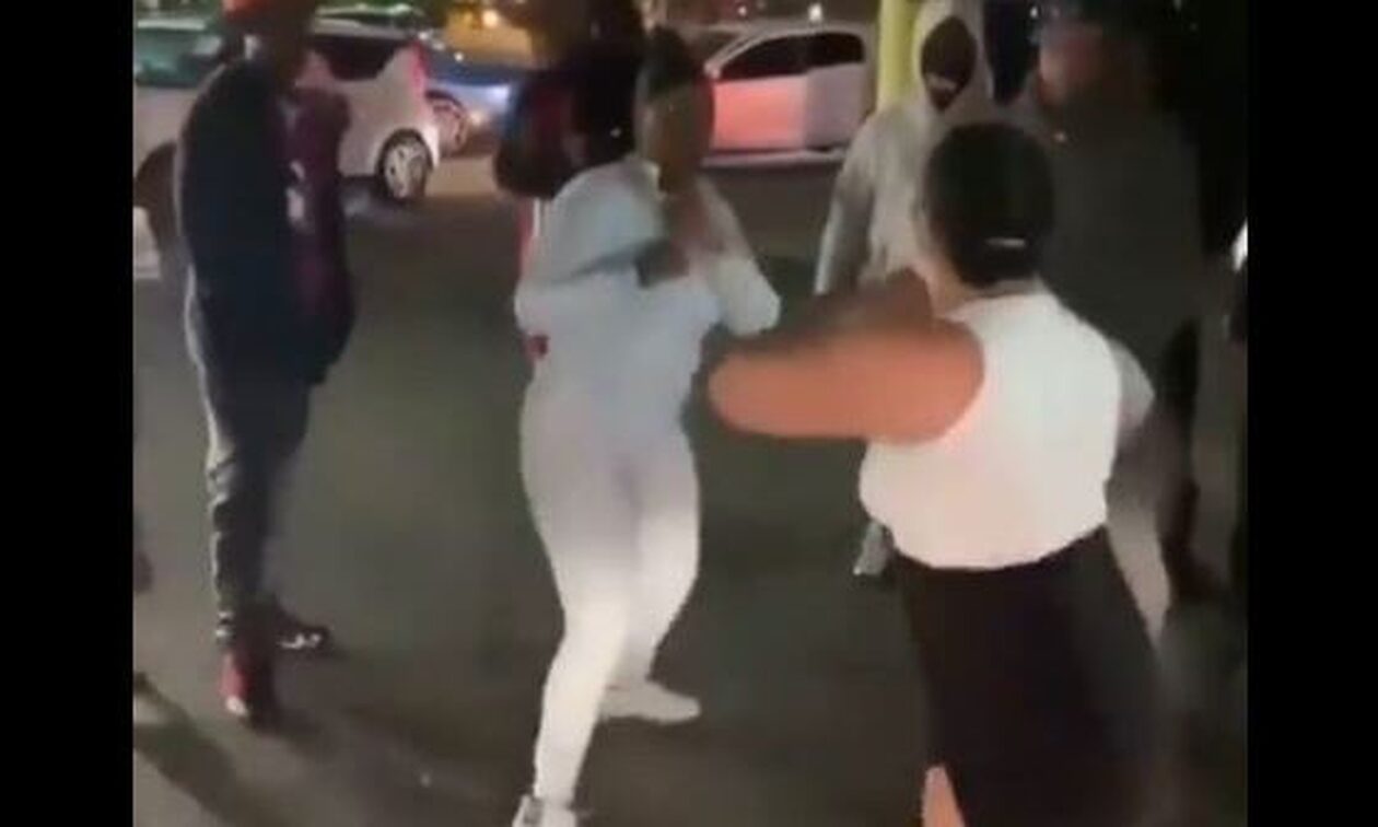 Me grushte e shkelma, vajzat zihen ashpër për një vend parkimi, pamjet bëjnë xhiron e rrjetit Me grushte e shkelma, vajzat zihen ashpër për një vend parkimi, pamjet bëjnë xhiron e rrjetit