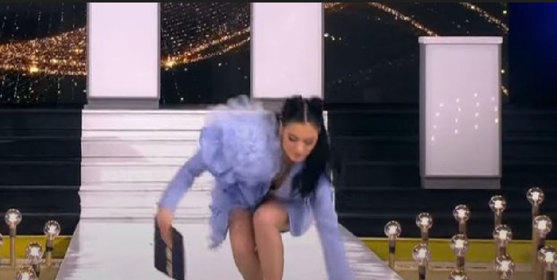 Mos e nxirrni këtë! “U të dhjef*ha… moderatorja e Top Channel rrëzohet në mes të emisionit Mos e nxirrni këtë! “U të dhjef*ha… moderatorja e Top Channel rrëzohet në mes të emisionit