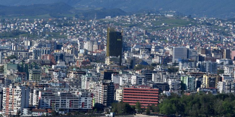 Tirana, i vetmi qark që vijon të mbipopullohet Tirana, i vetmi qark që vijon të mbipopullohet