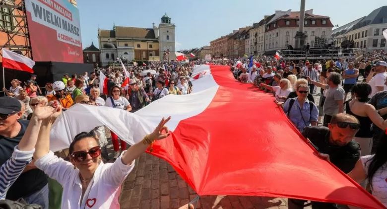 Protesta në Poloni me sloganin “demokracia vdes në heshtje”! BBC: Mijëra qytetarë kërkojnë ndryshim në Varshavë Protesta në Poloni me sloganin “demokracia vdes në heshtje”! BBC: Mijëra qytetarë kërkojnë ndryshim në Varshavë