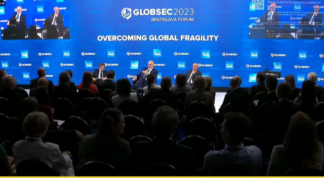 “BE jep 138 euro për qytetar në Ballkan, 4570 euro për një europian”! Rama në Bratislavë: Diçka duhet të ndryshojë nëse s’doni të kthehemi pas sërish “BE jep 138 euro për qytetar në Ballkan, 4570 euro për një europian”! Rama në Bratislavë: Diçka duhet të ndryshojë nëse s’doni të kthehemi pas sërish