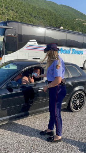 Policia e Binit krijon radhë skandaloze në Morinë: Policia shqiptare i’u shpërndan ujë udhëtarëve Policia e Binit krijon radhë skandaloze në Morinë: Policia shqiptare i’u shpërndan ujë udhëtarëve