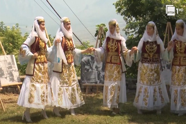 Të rinjtë dropullitë në skenën e Festivalit Folklorik të Gjirokastrës Të rinjtë dropullitë në skenën e Festivalit Folklorik të Gjirokastrës