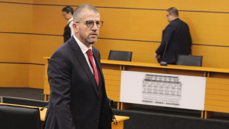 Ish-prokurori i shkarkuar nga vetingu broçkulla nëpër banaqe TV! Pas vizitës së Blinken do ketë arrestime të bujshme në mazhorancë Ish-prokurori i shkarkuar nga vetingu broçkulla nëpër banaqe TV! Pas vizitës së Blinken do ketë arrestime të bujshme në mazhorancë