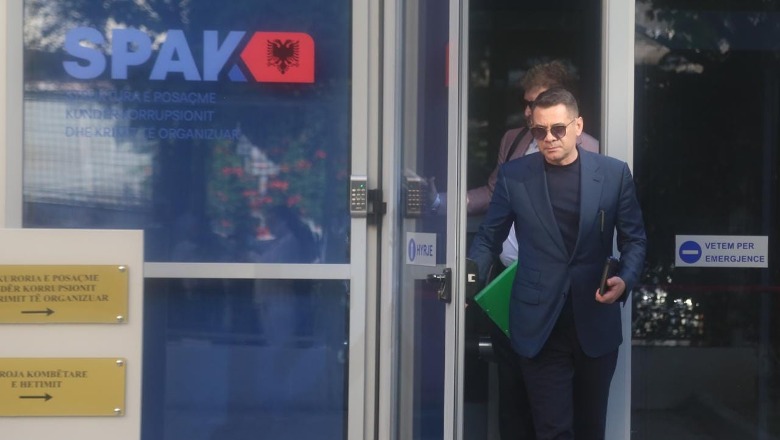 Agjentët e BKH-së dalin “rru e qeth” nga kontrolli i banesës së Ahmetajt te Liqeni Artificial Agjentët e BKH-së dalin “rru e qeth” nga kontrolli i banesës së Ahmetajt te Liqeni Artificial