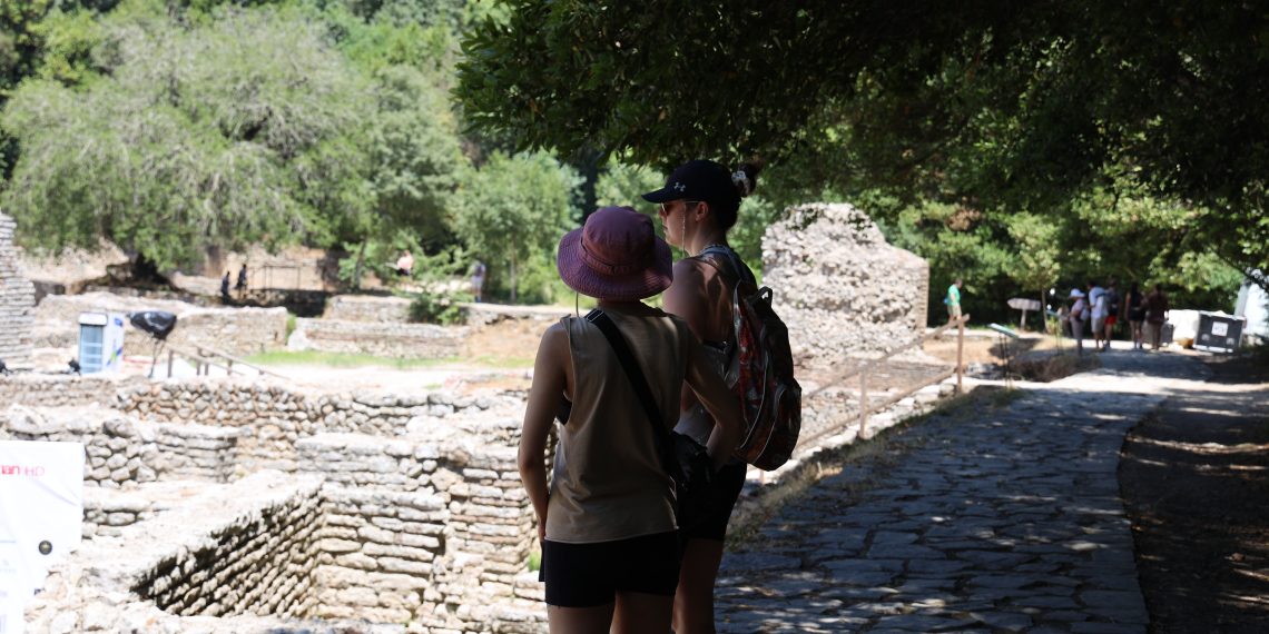 Përgjigje shkencore shqiptare ndaj një arkeologu kubano-amerikan: Edhe një herë për Butrintin (reagim ndaj “njerëzve me dele”) Përgjigje shkencore shqiptare ndaj një arkeologu kubano-amerikan: Edhe një herë për Butrintin (reagim ndaj “njerëzve me dele”)