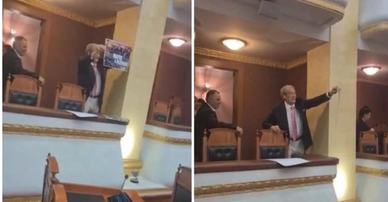 Berisha, jep shejat e “lajthitjes”: Hipën në llozhën e Kuvendit dhe i drejtohet PS-së: Kanabistët në mbledhje grupi Berisha, jep shejat e “lajthitjes”: Hipën në llozhën e Kuvendit dhe i drejtohet PS-së: Kanabistët në mbledhje grupi