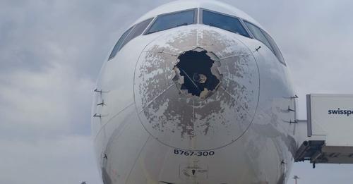 FOTOLAJM/ Stuhia në Milano, breshëri dëmton aeroplanin me destinacion Nju Jorkun! Piloti detyrohet të bëjë ulje emergjente FOTOLAJM/ Stuhia në Milano, breshëri dëmton aeroplanin me destinacion Nju Jorkun! Piloti detyrohet të bëjë ulje emergjente