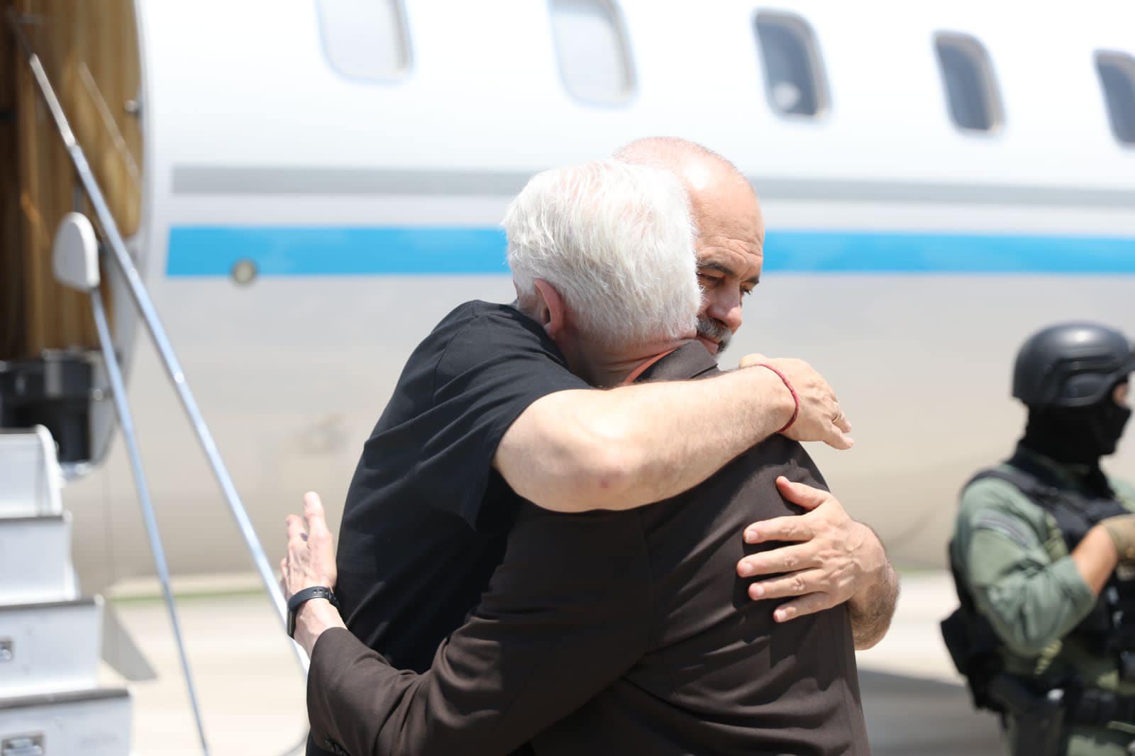 Edi Rama sot festoi një ditëlindje të paharruar me përcjelljen e mikut të madh të shqiptarëve Bill Clinton dhe një mesazh për SHBA Edi Rama sot festoi një ditëlindje të paharruar me përcjelljen e mikut të madh të shqiptarëve Bill Clinton dhe një mesazh për SHBA