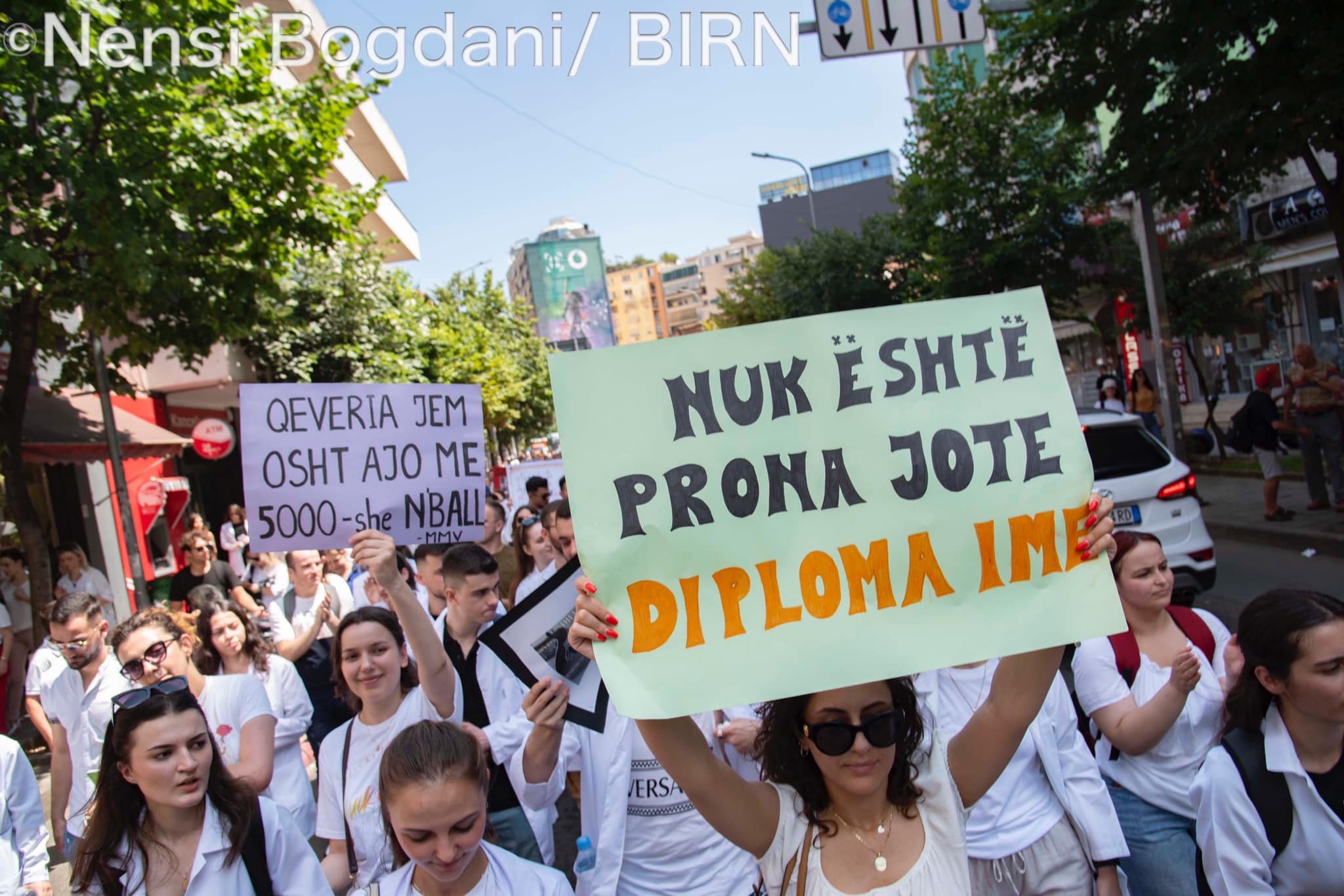 Slogani idiotesk i protestuesve të Mjekësisë: “Nuk është prona jote diploma ime”! Opinioni publik i “masakron”: Kur të shkolloheni me paratë tuaja jo tonat… puno si sanitar azilesh gjermane Slogani idiotesk i protestuesve të Mjekësisë: “Nuk është prona jote diploma ime”! Opinioni publik i “masakron”: Kur të shkolloheni me paratë tuaja jo tonat… puno si sanitar azilesh gjermane