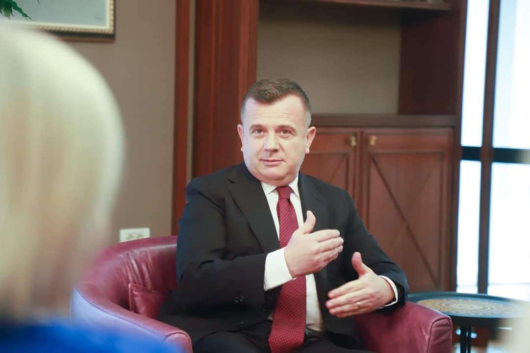 Akti i parë i Taulant Ballës si ministër, ndalon njerëzit e kandidatit të PS që kërcënuan gazetaren dhe grupin e xhirimit në Rrogozhinë Akti i parë i Taulant Ballës si ministër, ndalon njerëzit e kandidatit të PS që kërcënuan gazetaren dhe grupin e xhirimit në Rrogozhinë