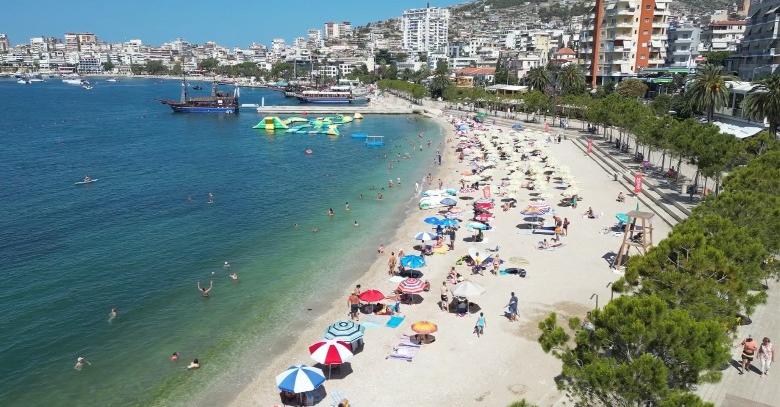 Ndodh “çudia”: Në Sarandë vendosen çadra e shezlongë falas në plazhin publik! Pushuesi: Nuk e besova derisa e pashë vetë Ndodh “çudia”: Në Sarandë vendosen çadra e shezlongë falas në plazhin publik! Pushuesi: Nuk e besova derisa e pashë vetë