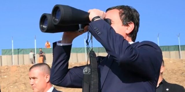 “Sovranisti” Bin Kurti pëson fatin e babait të tij shpirtëror ish komunistit Sali, SHBA-në mund ta shikoj vetëm… me dylbi “Sovranisti” Bin Kurti pëson fatin e babait të tij shpirtëror ish komunistit Sali, SHBA-në mund ta shikoj vetëm… me dylbi