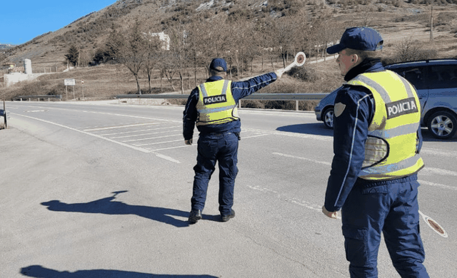 “Polici rri në autostradë pas ferrave”? Eksperti: E rrezikshme për punonjësin e Policisë
