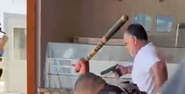 Rexhep Rraja ne video dhunon qytetarin pa ndjenja, por s’figuron në njoftimin e policisë si person në kërkim apo i arrestuar Rexhep Rraja ne video dhunon qytetarin pa ndjenja, por s’figuron në njoftimin e policisë si person në kërkim apo i arrestuar