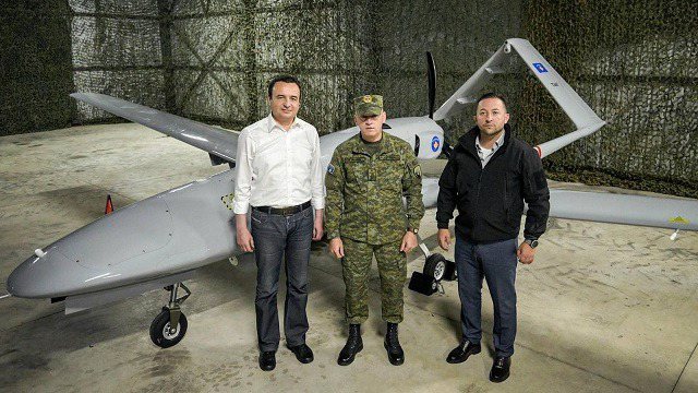 Një kastravec me Bajraktar Një kastravec me Bajraktar