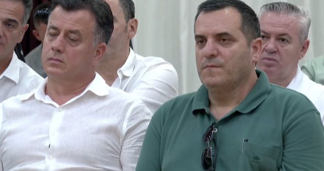 Të gjithë dëgjojnë gojëhapur dhe të mërzitur “Doktorkasapin” e Shqipërisë: U mungojnë bëmat e tij “live” në pushtet (Foto) Të gjithë dëgjojnë gojëhapur dhe të mërzitur “Doktorkasapin” e Shqipërisë: U mungojnë bëmat e tij “live” në pushtet (Foto)