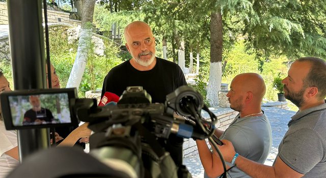 Rënia e euros apo forcimi i lekut? Si e komenton Rama “një me një”-shin e paimagjinueshëm Rënia e euros apo forcimi i lekut? Si e komenton Rama “një me një”-shin e paimagjinueshëm