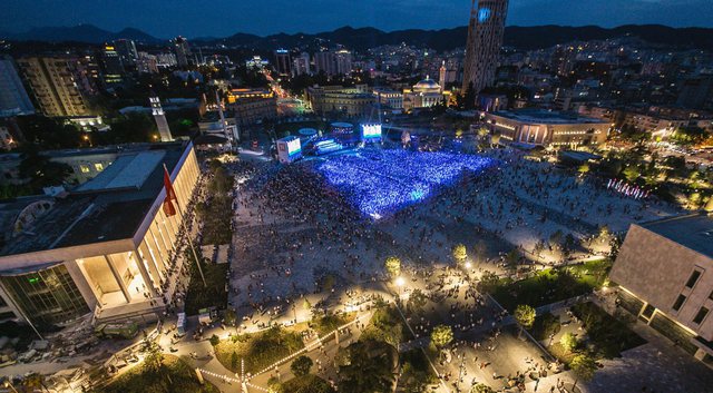 Të varfër, por nuk kursejmë për “qejf e aheng”! Shpenzojmë 1.1 miliard euro në vit, të 3-tët në Europë Të varfër, por nuk kursejmë për “qejf e aheng”! Shpenzojmë 1.1 miliard euro në vit, të 3-tët në Europë
