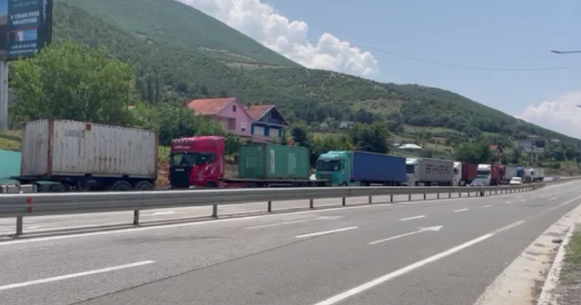 Inati i Albin Kurtit ndaj Ramës: Policia e Kosovës pengon kamionët që furnizohen në Shqipëri Inati i Albin Kurtit ndaj Ramës: Policia e Kosovës pengon kamionët që furnizohen në Shqipëri