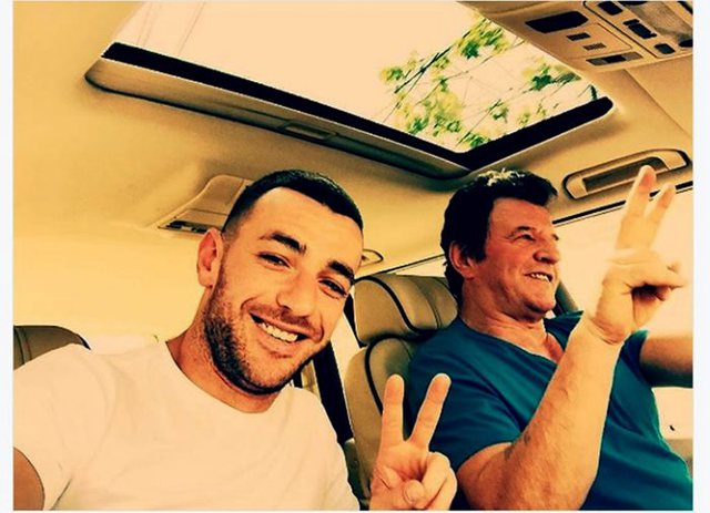 Egërsohet Sali Lusha! Kërcënon demokratët e Lulit një ditë para zgjedhjes së kryetarit: O legena të pafytyrë! Egërsohet Sali Lusha! Kërcënon demokratët e Lulit një ditë para zgjedhjes së kryetarit: O legena të pafytyrë!