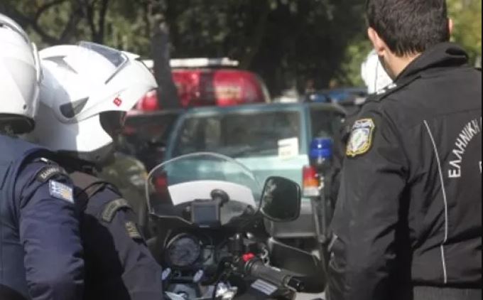 Policia qëllon për vdekje 20-vjeçar në Larisa! Tentoi të arratisej: Ndjekje si në filma për disa orë Policia qëllon për vdekje 20-vjeçar në Larisa! Tentoi të arratisej: Ndjekje si në filma për disa orë