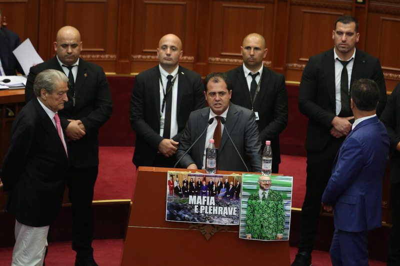 Prokurorët” e opozitës dhe “historianët” në pushtet! Prokurorët” e opozitës dhe “historianët” në pushtet!