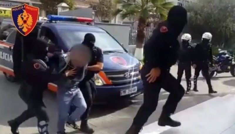 Zgjohet Policia e Shtetit bën detyrë, “parakalon” SPAK-un! Arrestohen efektivë policie, një prokuro dhe një biznesmen Zgjohet Policia e Shtetit bën detyrë, “parakalon” SPAK-un! Arrestohen efektivë policie, një prokuro dhe një biznesmen