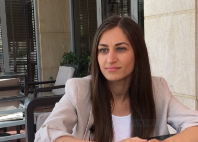 Ministrja Edona Bilali debat me mashtruesin e Dhomës së Tregtisë Amerikane shqiptarin Enio Jaço Ministrja Edona Bilali debat me mashtruesin e Dhomës së Tregtisë Amerikane shqiptarin Enio Jaço