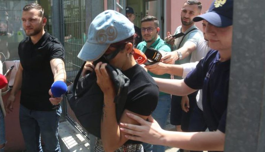 Nga Alma Kaçi te Stela, banda e vajzave shantazhuese, gjobaxhije, kërcënuese dhe të frikshme Nga Alma Kaçi te Stela, banda e vajzave shantazhuese, gjobaxhije, kërcënuese dhe të frikshme