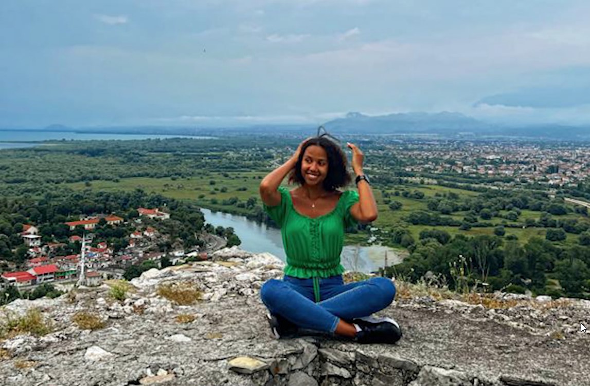 Nga Afrika në Shqipëri, vetëm! 25-Vjeçarja: Zbulova një mrekulli në tokë Nga Afrika në Shqipëri, vetëm! 25-Vjeçarja: Zbulova një mrekulli në tokë