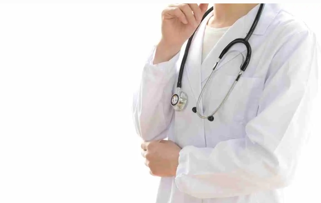 Burri është i sëmurë në spital, ajo maskohet si mjeke për të bërë s*ks me të Burri është i sëmurë në spital, ajo maskohet si mjeke për të bërë s*ks me të