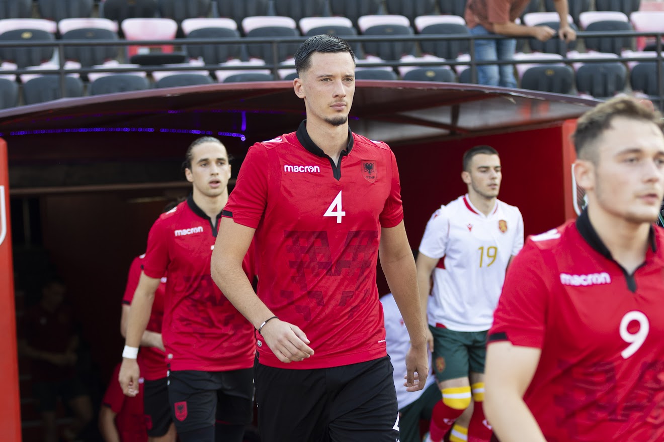 I rritur në tokën e Ibrës, rrëfehet Elmando Gjini, i riu që e krahasojnë me Bonuçin dhe që shembull ka Van Dijk I rritur në tokën e Ibrës, rrëfehet Elmando Gjini, i riu që e krahasojnë me Bonuçin dhe që shembull ka Van Dijk