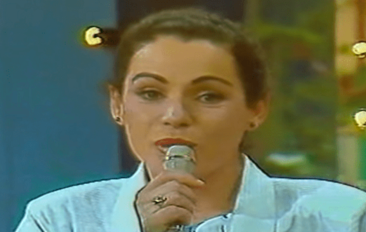 Ikona e viteve 90! Historia e një jetimje me nënën gjallë Ikona e viteve 90! Historia e një jetimje me nënën gjallë