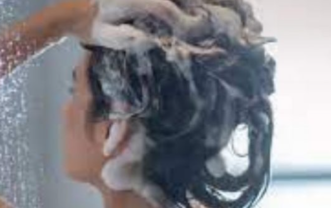 Gabimi qe po beni gjate dushit i cili po u shkakton renien e flokeve, ja se per cfare behet fjale Gabimi qe po beni gjate dushit i cili po u shkakton renien e flokeve, ja se per cfare behet fjale