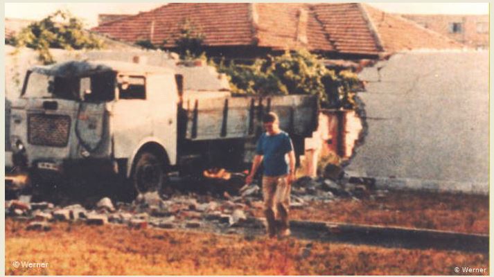 2 korrik 1990! 33vite nga hapja e ambasadave! Kur heronjtë ikën dhe shteti ra në dorë të rracës më të poshtër…komunistëve antikomunistë 2 korrik 1990! 33vite nga hapja e ambasadave! Kur heronjtë ikën dhe shteti ra në dorë të rracës më të poshtër…komunistëve antikomunistë