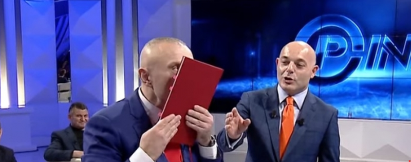 FOTO/ Altin Dumani qesharak si Ilir Meta me Kushtetutën në dorë në parlament! Mesazhi: Ai dhe kllounët e SPAK bazohen vetëm te Kushtetuta që… po e bëjnë leckë! FOTO/ Altin Dumani qesharak si Ilir Meta me Kushtetutën në dorë në parlament! Mesazhi: Ai dhe kllounët e SPAK bazohen vetëm te Kushtetuta që… po e bëjnë leckë!