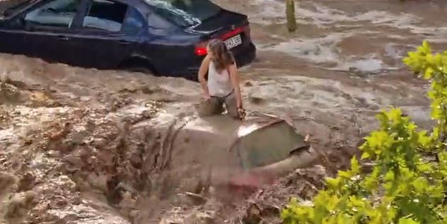 Në Saragoza, rrugët kthehen në lumenj! Moti i keq në Spanjë sjell përmbytje dramatike: Shoferët bllokohen mbi makina Në Saragoza, rrugët kthehen në lumenj! Moti i keq në Spanjë sjell përmbytje dramatike: Shoferët bllokohen mbi makina